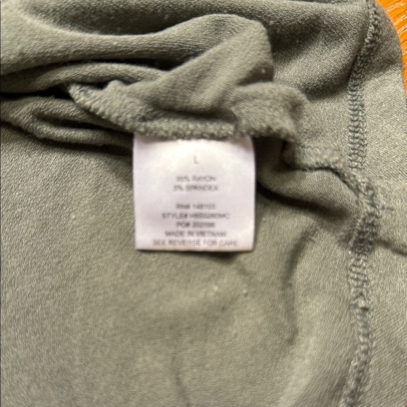 Green Ruched Sleeveless Blouse - Picture 4 of 4